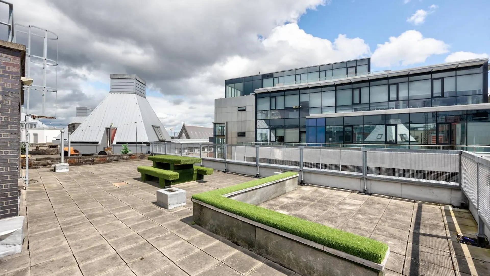 2 Bed Apartment with Roof Terrace 10 Min Walk to River Liffey Dublin Irsko